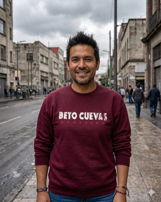 Modelo masculino luciendo la sudadera cuello redondo oficial de Beto Cuevas, edición especial Tour USA 2026 con gráfico frontal.