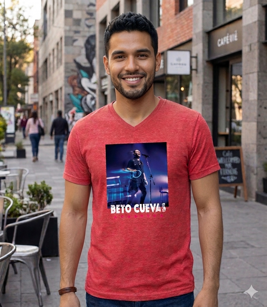 Modelo hombre vistiendo y posando con la playera oficial de Beto Cuevas Acústico 2026 en color mamey.