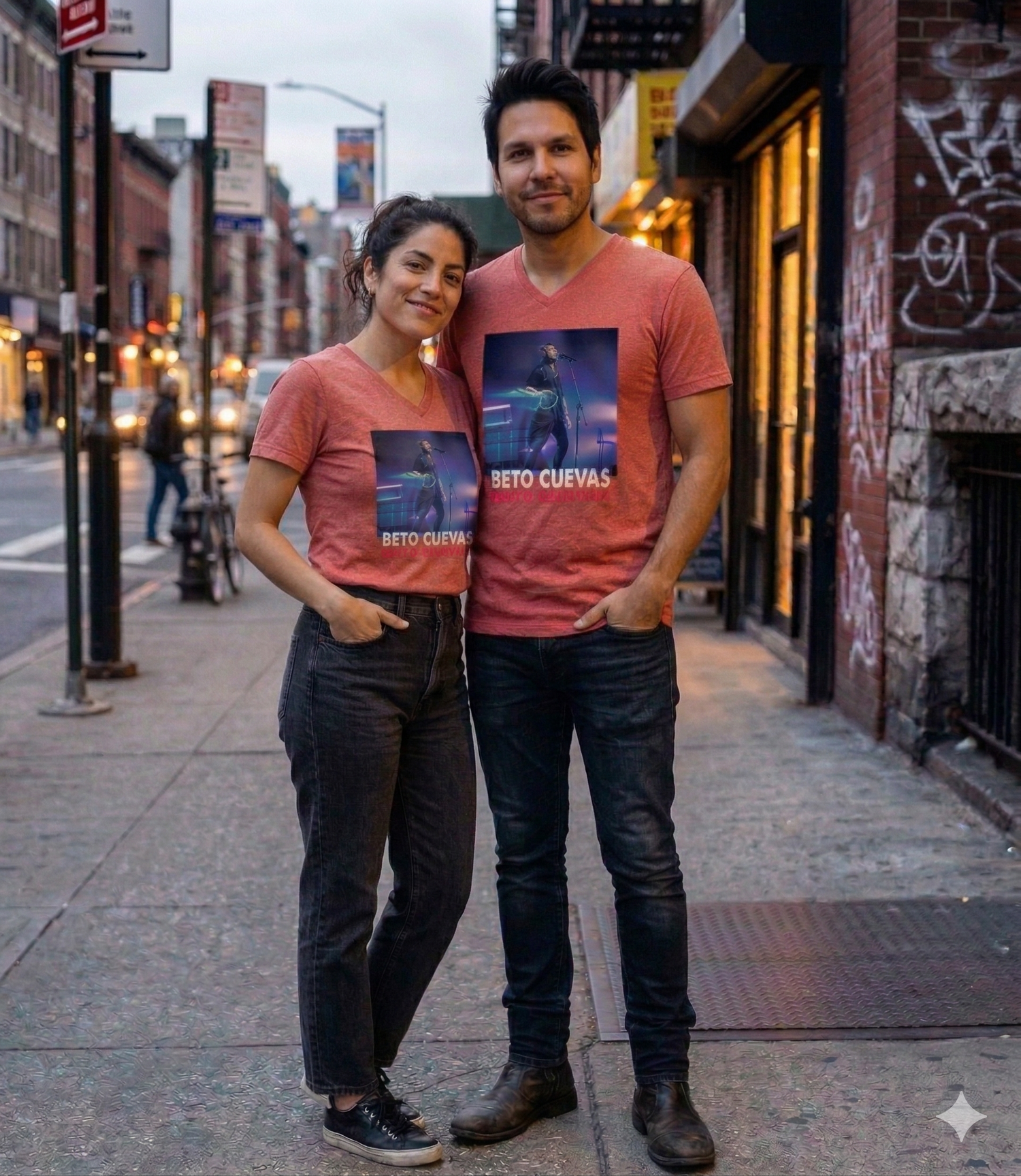 Una pareja de hombre y mujer modelando la playera oficial color mamey del álbum Acústico 2026 de Beto Cuevas.