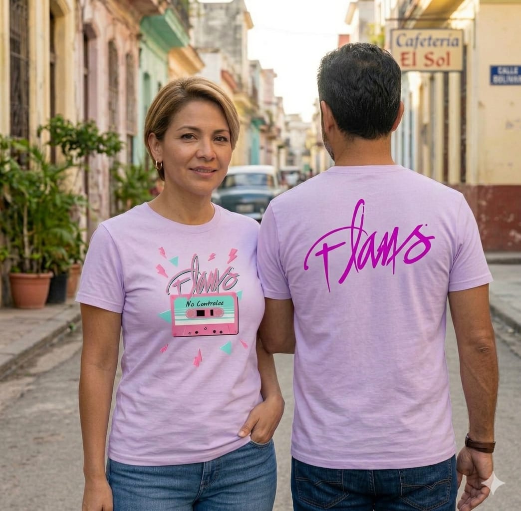 Una pareja de hombre y mujer modelando la playera oficial color lila del Tour USA 2026 de Pandora y Flans.