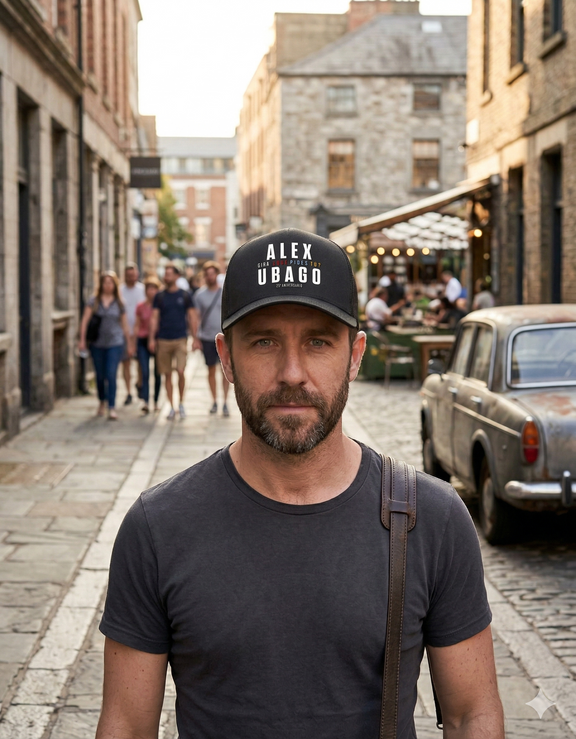 Hombre posando en entorno urbano cálido con la gorra negra oficial de la gira Alex Ubago 2026.