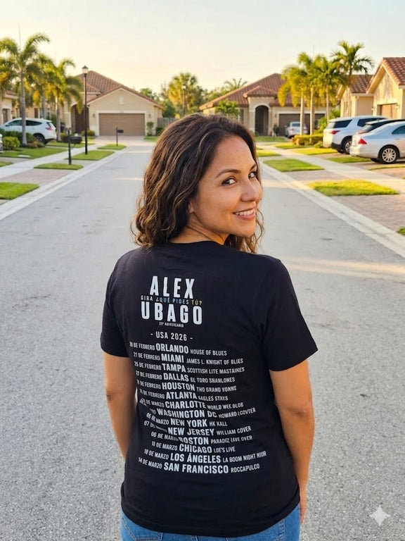 Mujer de espaldas en entorno urbano mostrando la playera negra de Alex Ubago con el listado oficial de ciudades del tour por Estados Unidos.