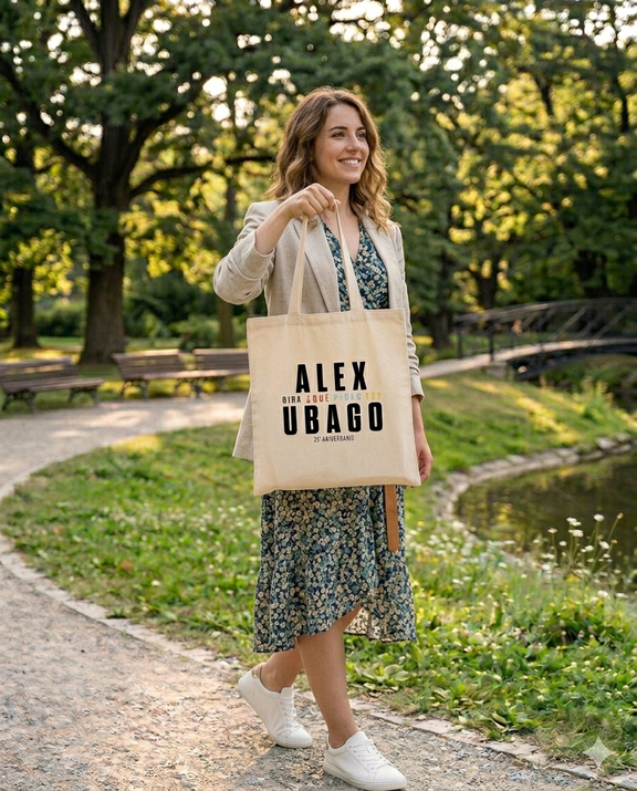Mujer modelando la bolsa de tela oficial de Alex Ubago en una calle soleada, accesorio de moda urbana para el tour en USA.