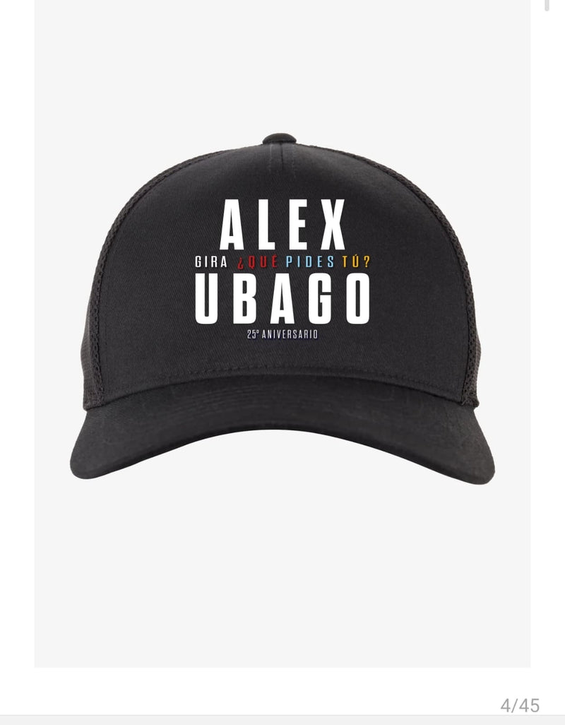 Imagen de producto de la gorra oficial negra de Alex Ubago con el nombre del artista y detalles del aniversario en colores.
