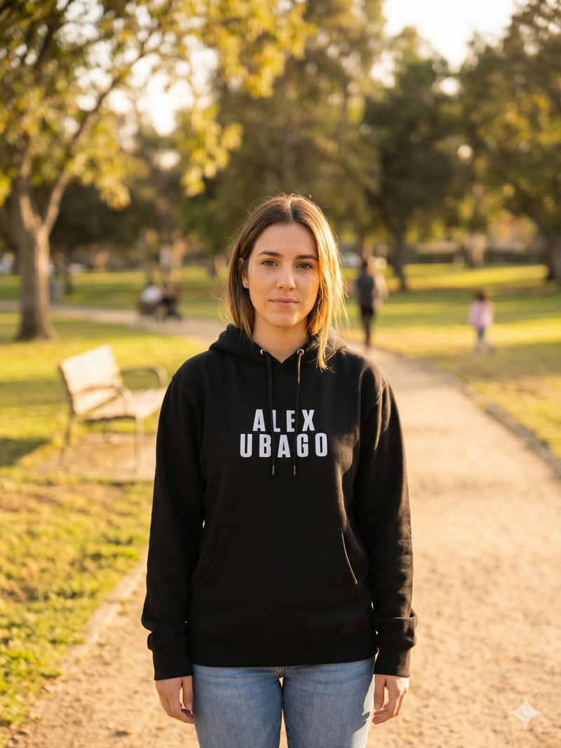 Mujer en toma media usando la hoodie oficial de Alex Ubago, destacando el nombre del artista y el logo del 25 aniversario en el pecho.