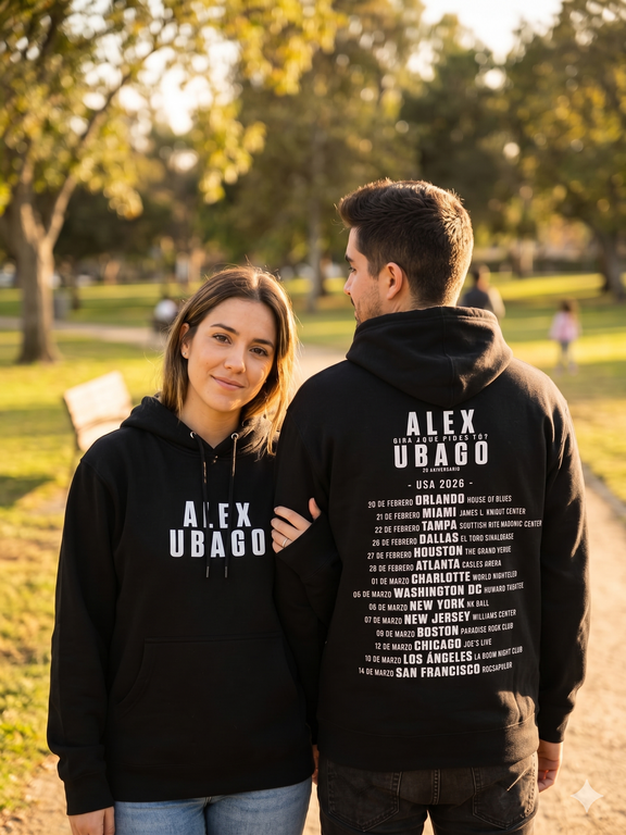 Pareja modelando la sudadera oficial de Alex Ubago en la calle; uno muestra el diseño frontal y el otro la lista de ciudades de la gira por USA en la espalda.