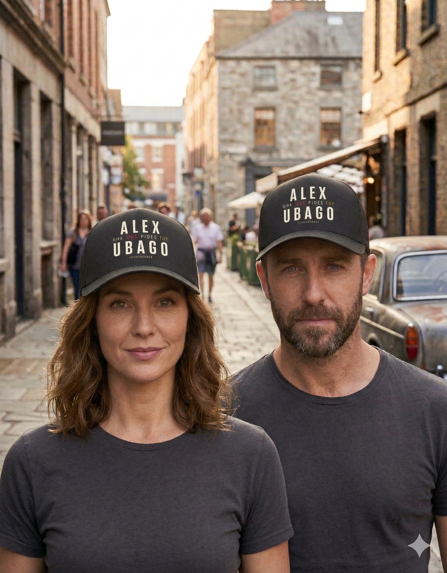 modelando la gorra oficial negra de Alex Ubago en una calle soleada con ambiente cálido