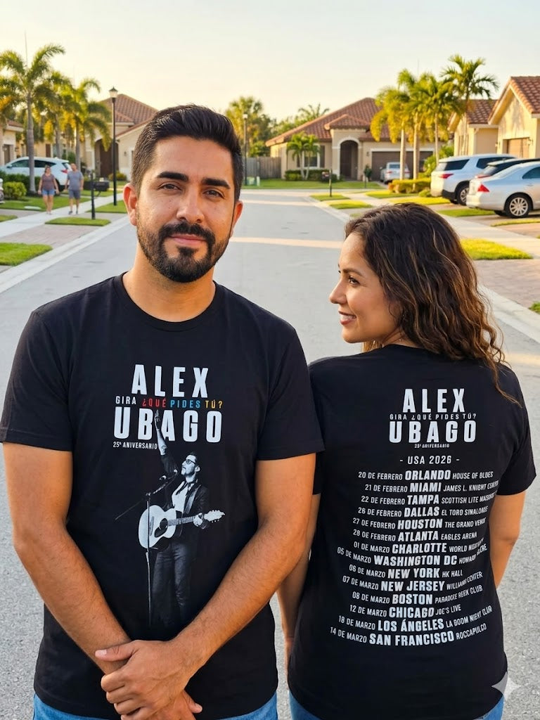 Pareja modelando la playera oficial negra de Alex Ubago; el hombre muestra el diseño frontal y la mujer la parte trasera con las fechas de la gira por USA.