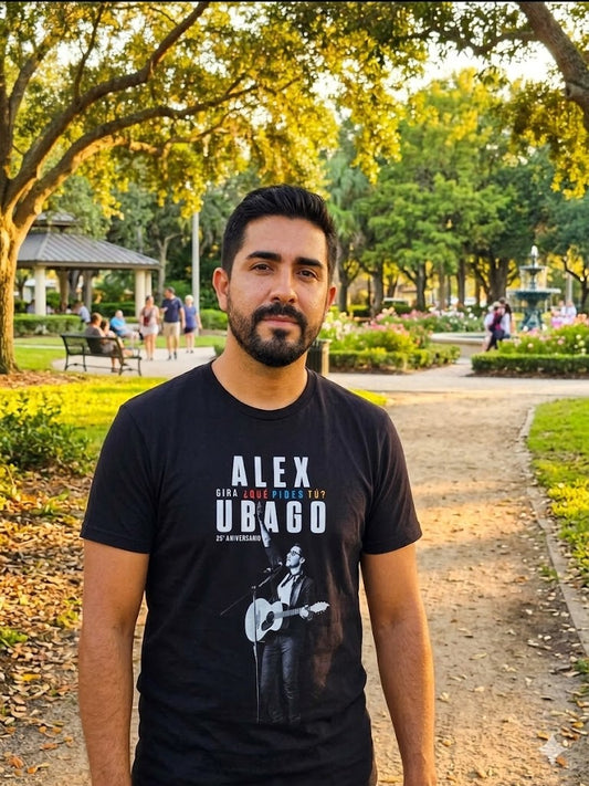Hombre posando en una calle soleada con la playera oficial de Alex Ubago, destacando el diseño del 25 aniversario en el frente.
