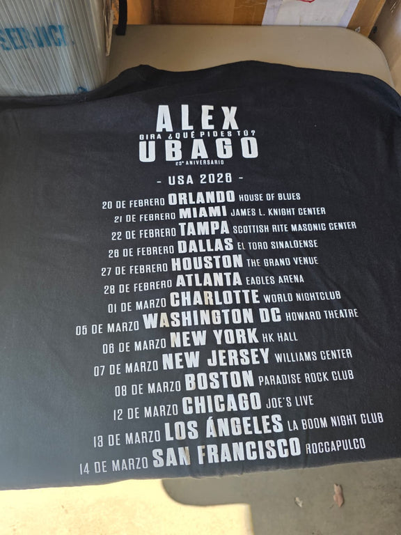 Fotografía de producto de la parte trasera de la playera oficial de Alex Ubago con el calendario de conciertos por Estados Unidos 2026.
