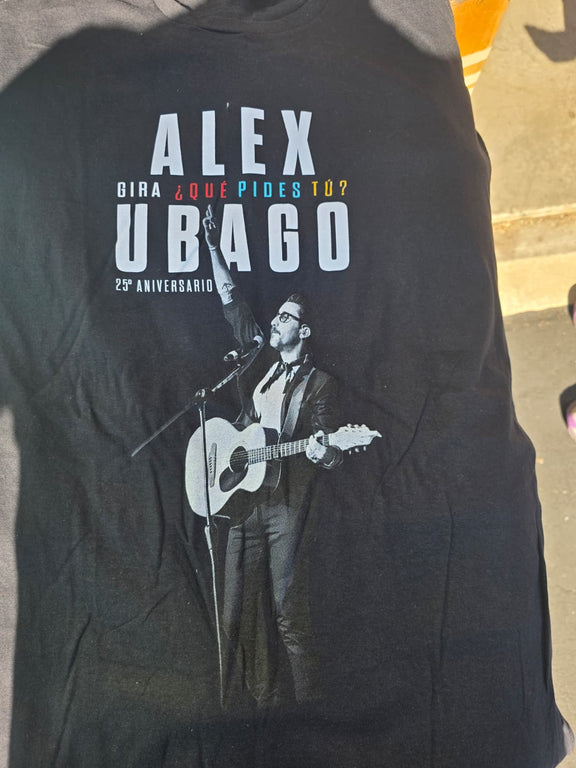 Fotografía de producto de la parte delantera de la playera negra de Alex Ubago con el logotipo oficial de la gira.