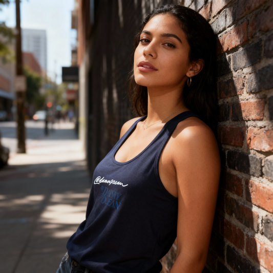 Primer plano de modelo usando la camiseta sin mangas de Danny Ocean, resaltando el diseño de espalda deportiva y la calidad del estampado oficial.