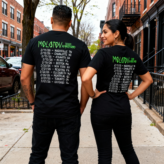 Pareja mostrando la parte posterior de la playera oficial del tour de Molotov en Estados Unidos, con tipografía verde neón.