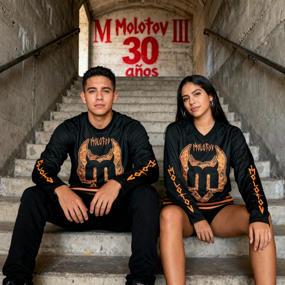 Detalle de las mangas de la jersey de Molotov con el nombre de la banda estampado y franjas horizontales estilo deportivo.