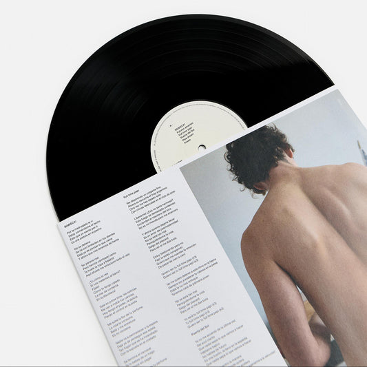 Detalle del disco de vinilo negro de Guitarricadelafuente fuera de su funda interior, que incluye el arte y créditos del álbum Spanish Leather.