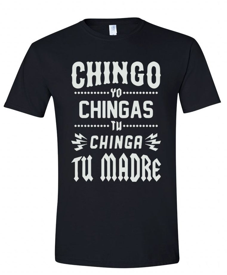 Maqueta frontal de la playera de Molotov con la frase icónica "Chingo yo, chingas tú, chinga tu madre" en tipografía estilizada blanca.