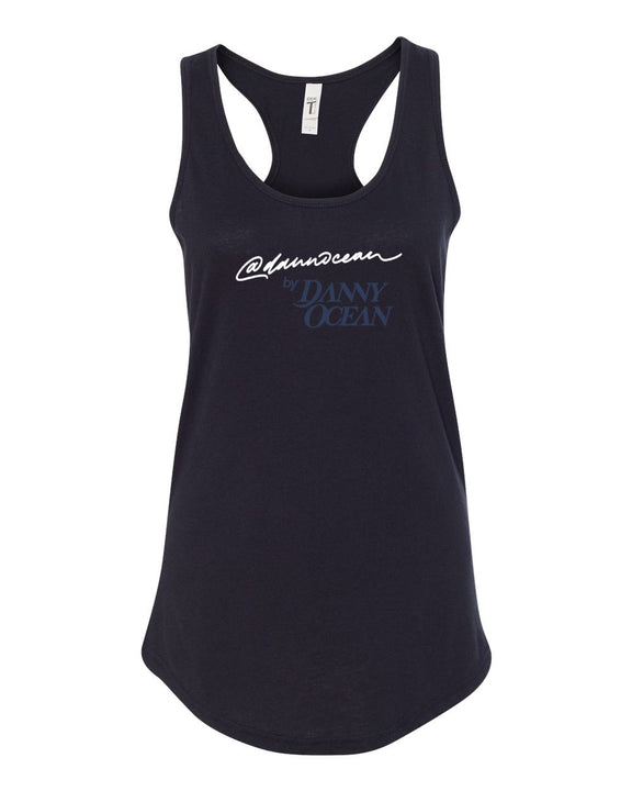 Maqueta digital de la tank top azul marino para mujer de Danny Ocean, con el logo del artista y diseño de espalda tipo racerback.