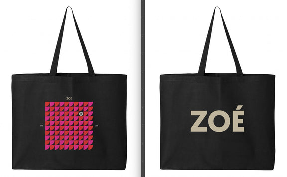 Maqueta digital que muestra a detalle el arte estampado por ambos lados de la tote bag negra de Zoé.