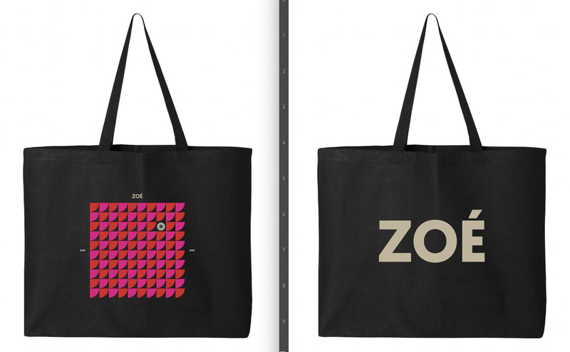 Maqueta digital que muestra a detalle el arte estampado por ambos lados de la tote bag negra de Zoé.