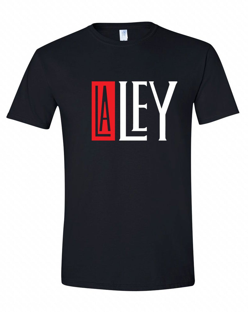 Maqueta digital en alta definición que detalla las texturas de la tela de algodón y la nitidez del estampado gráfico de la playera de La Ley.