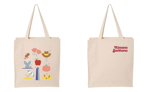 Maqueta digital sobre fondo blanco que muestra la vista de ambos lados de la tote bag de Ximena Sariñana: el lado frontal con las ilustraciones de colores y el lado posterior con el nombre de la artista estampado en tipografía roja.