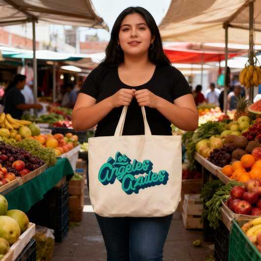 Fotografía de estilo de vida de la tote bag de Los Ángeles Azules en un mercado tradicional, resaltando la esencia popular de la gira US Tour 2026.