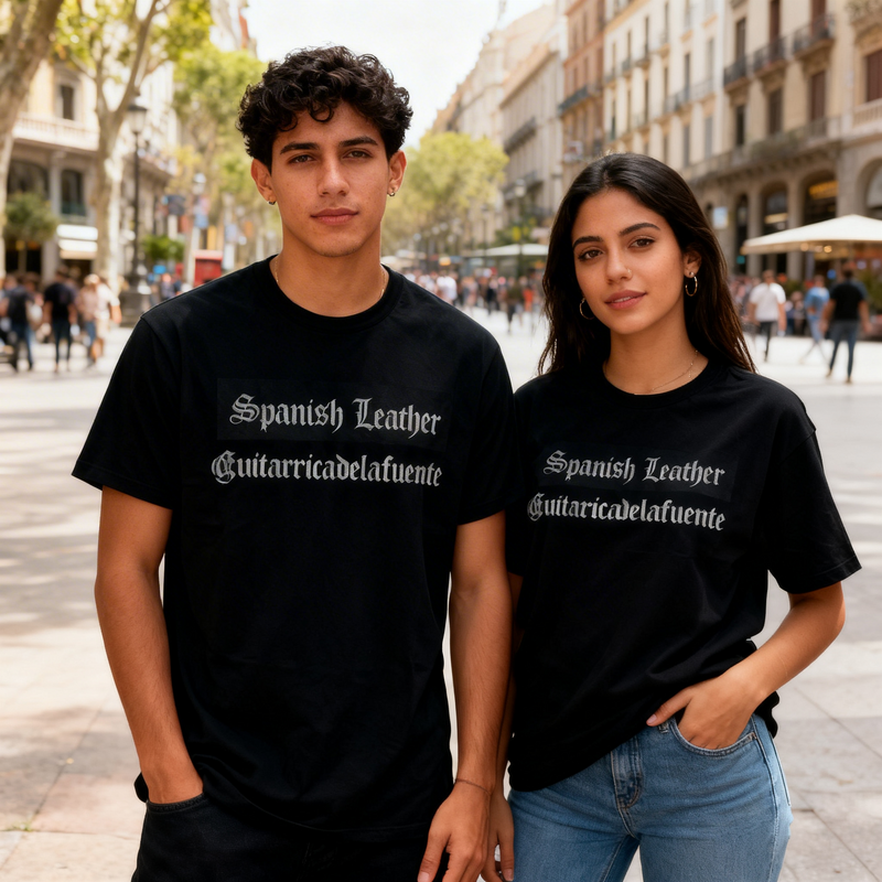 Pareja usando la playera oficial de Guitarricadelafuente en una calle urbana, mostrando el ajuste y diseño de la colección Spanish Leather.
