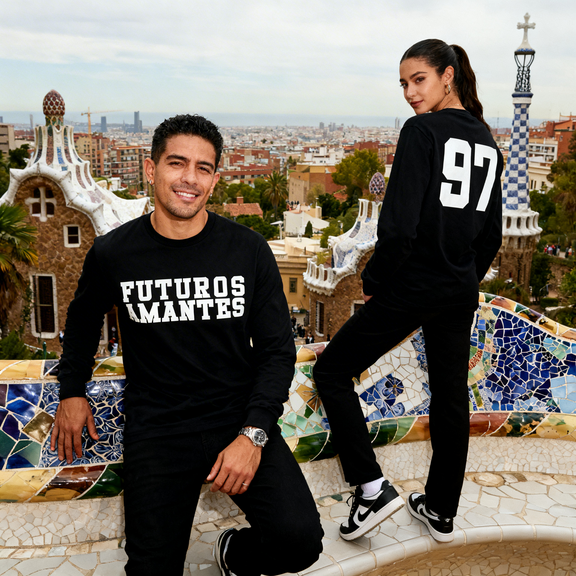 Pareja posando con el crewneck de Futuros Amantes de Guitarricadelafuente en un entorno urbano, mostrando el estilo y ajuste de la prenda.