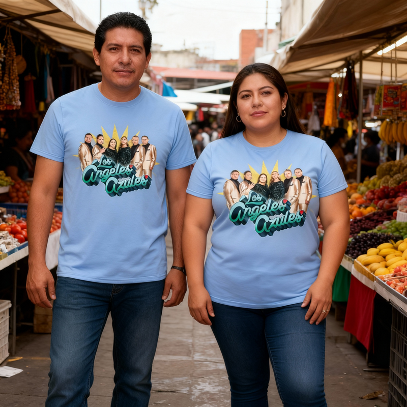 Fotografía de estilo de vida de pareja usando la playera oficial de Los Ángeles Azules en un mercado de México, resaltando la esencia popular de la banda.