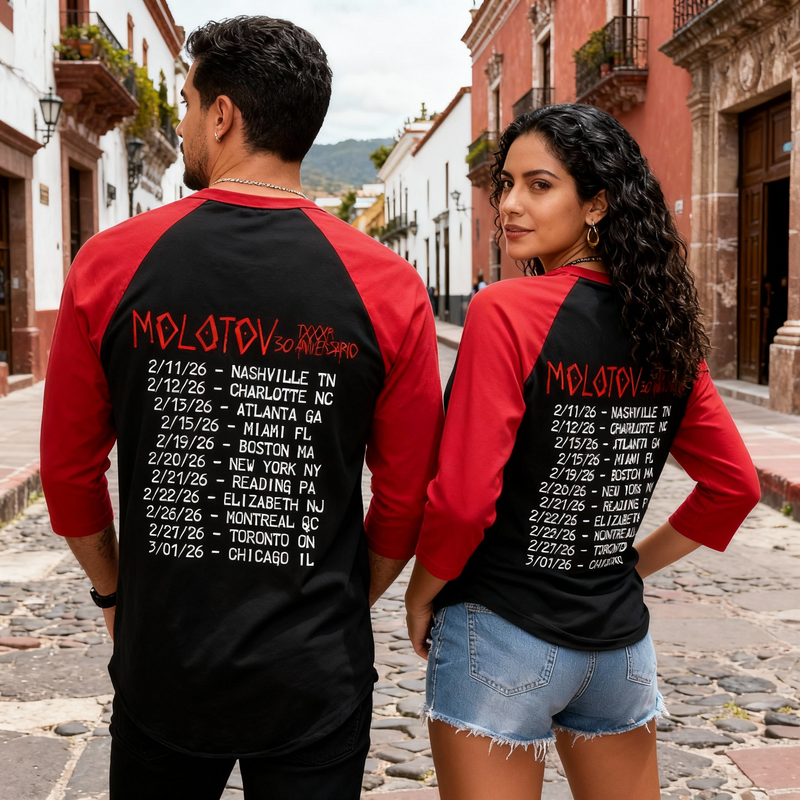Vista posterior de la playera de Molotov Voto Latino mostrando las fechas del US Tour 2026, modelada en una calle colonial mexicana.