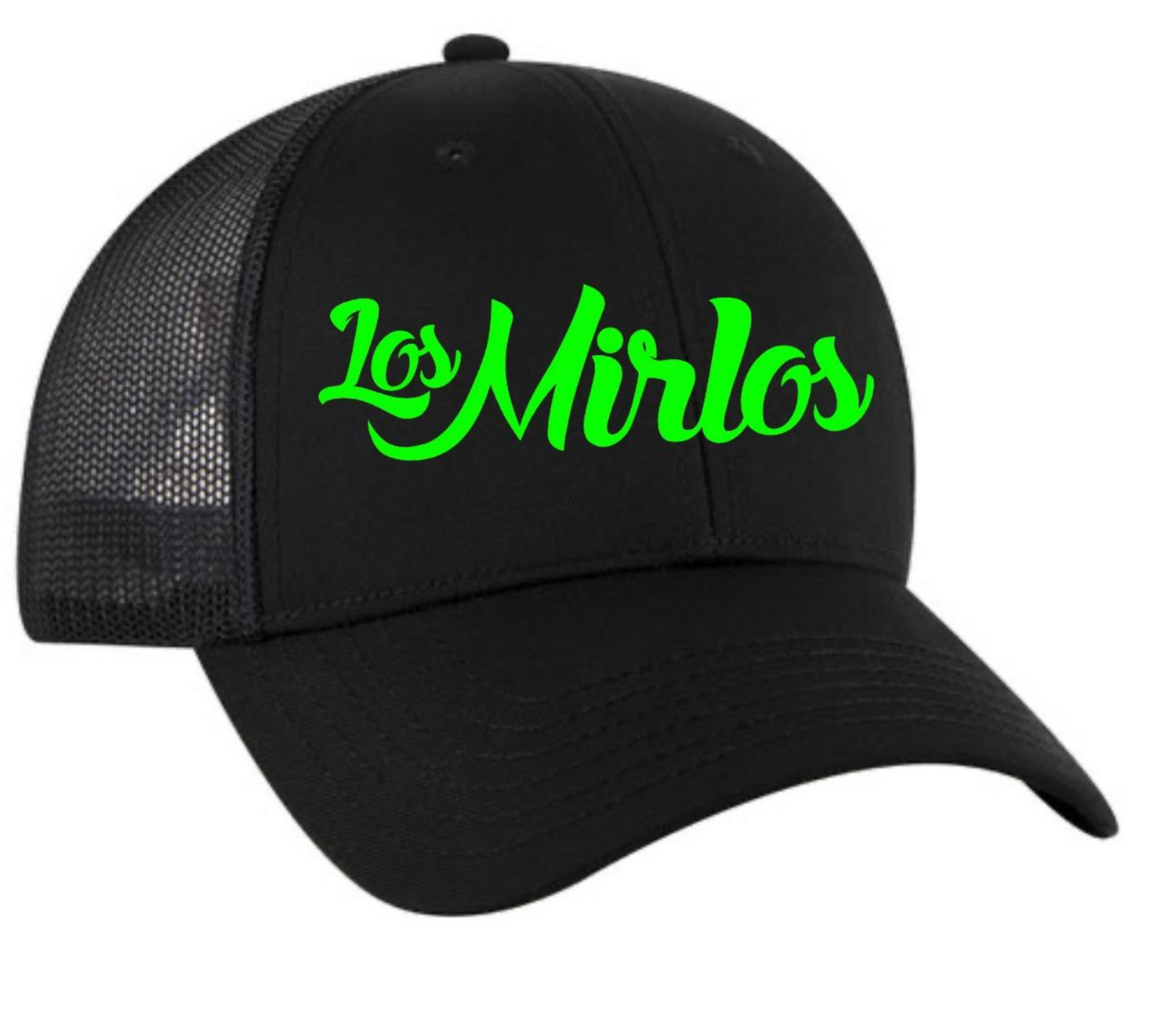 Maqueta digital que muestra el diseño frontal de la gorra oficial de Los Mirlos, destacando el logotipo exclusivo de la agrupación impreso en la parte delantera.