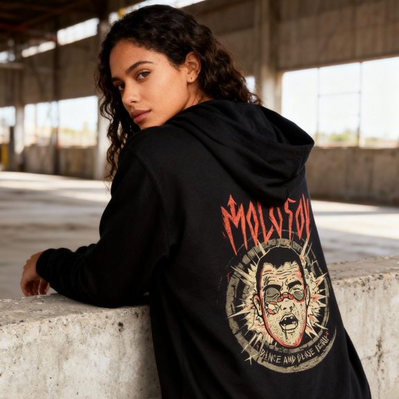 Fotografía en plano medio (medium shot) de una modelo mujer mirando de reojo sobre su hombro, destacando el gráfico de Molotov en la espalda de la hoodie negra.