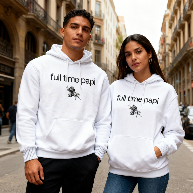 Primer plano de pareja con el hoodie de Guitarricadelafuente, resaltando el ajuste de la prenda y el diseño "Full time papi".