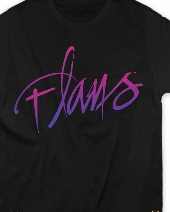 Maqueta digital del diseño frontal en color morado y rosa de la playera oficial de Pandora y Flans Tour US 2026 negra.