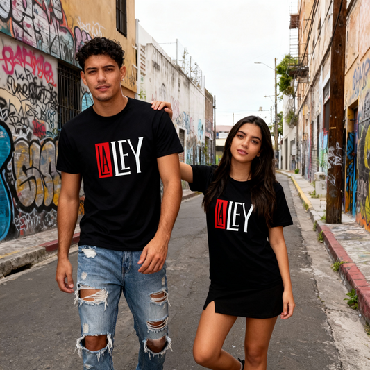 Fotografía en plano medio (medium shot) de una pareja posando de pie y de frente, mostrando el ajuste y la caída de la playera oficial de La Ley.