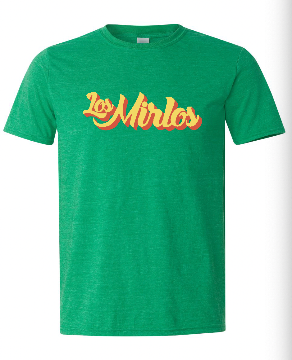 Maqueta digital que muestra el diseño frontal de la playera oficial de Los Mirlos versión logo, destacando el logotipo clásico de la agrupación impreso en el pecho.
