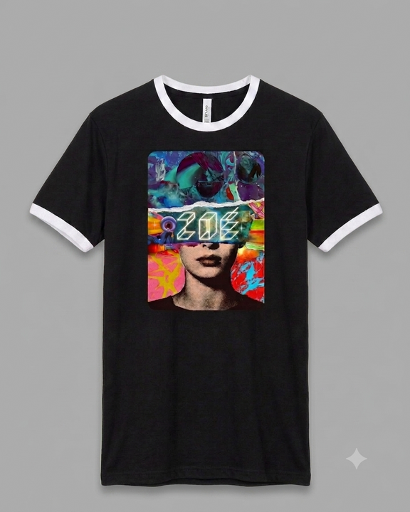 Vista frontal de la playera estilo Ringer de Zoé Tour 2026 con diseño collage sobre base blanca y bordes negros.