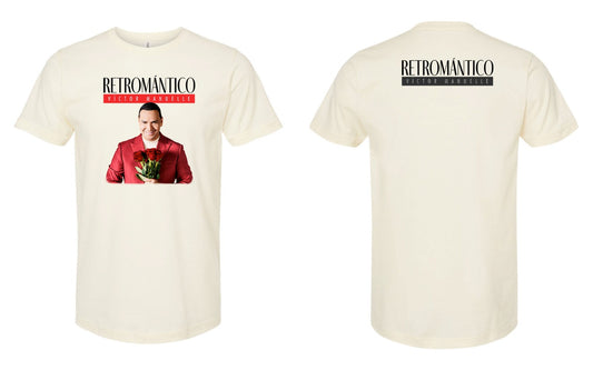 Maqueta digital que muestra juntas las vistas delantera y trasera de la playera oficial color crema de Víctor Manuelle Retromántico, detallando el arte impreso al frente y el texto en la espalda.