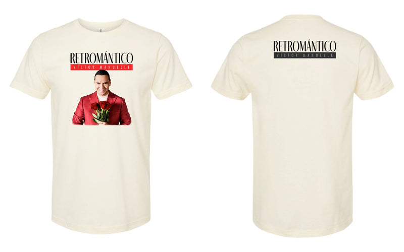 Maqueta digital que muestra juntas las vistas delantera y trasera de la playera oficial color crema de Víctor Manuelle Retromántico, detallando el arte impreso al frente y el texto en la espalda.
