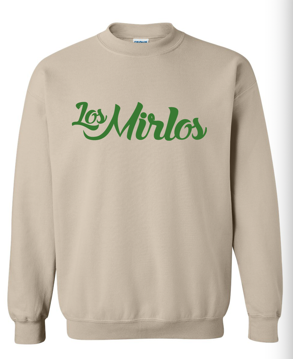 Maqueta digital que muestra la vista frontal de la sudadera oficial de cuello redondo (crewneck sweater) de Los Mirlos, destacando el arte gráfico exclusivo impreso al centro.