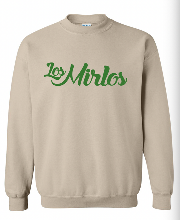 Maqueta digital que muestra la vista frontal de la sudadera oficial de cuello redondo (crewneck sweater) de Los Mirlos, destacando el arte gráfico exclusivo impreso al centro.