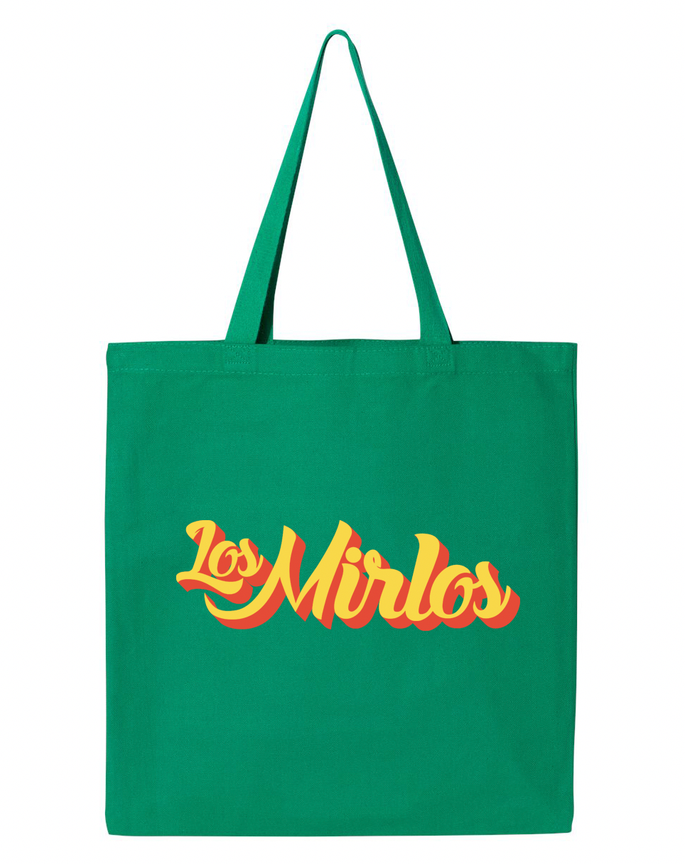 Maqueta digital que muestra la vista frontal de la tote bag oficial de Los Mirlos, destacando el logotipo exclusivo de la agrupación impreso sobre la superficie de la bolsa de tela.