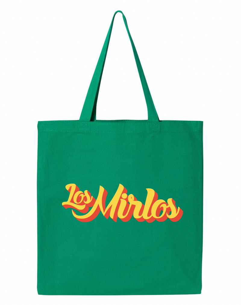 Maqueta digital que muestra la vista frontal de la tote bag oficial de Los Mirlos, destacando el logotipo exclusivo de la agrupación impreso sobre la superficie de la bolsa de tela.