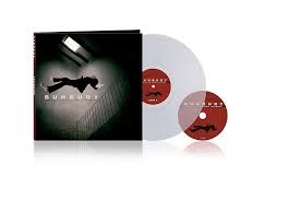 Imagen del vinilo Curso de Levitación Intensivo de Enrique Bunbury que muestra la carátula frontal oficial junto con el disco de vinilo translúcido transparente expuesto.