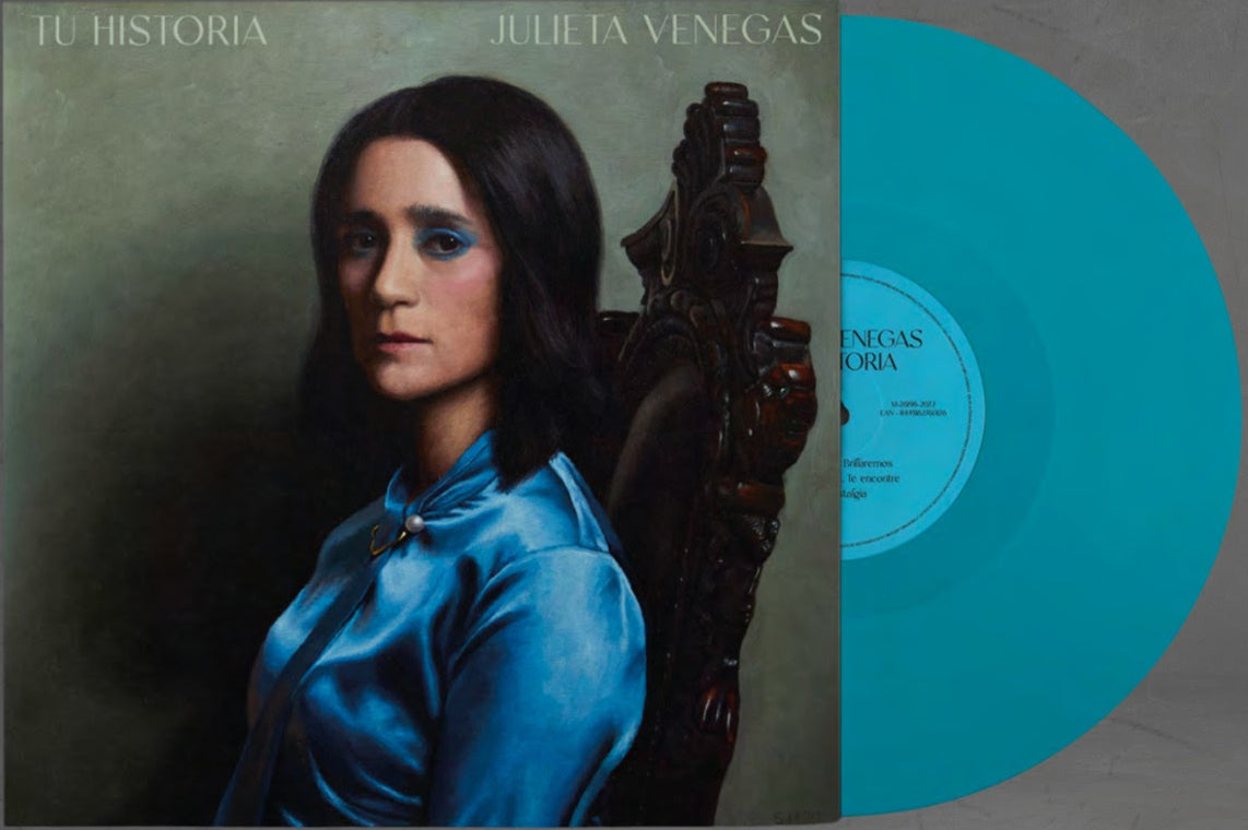 Imagen del vinilo Tu Historia de Julieta Venegas que muestra la carátula frontal oficial junto con una sección expuesta del disco de vinilo translúcido en color azul.