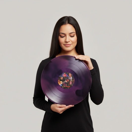 Modelo mujer posando de frente enseñando a detalle el color y el acabado marmoleado negro y morado del disco de vinilo de La Ley.