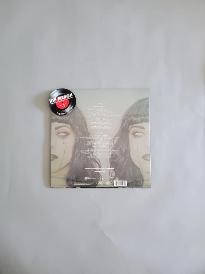 Fotografía de la contraportada oficial de la funda del vinilo Mon Laferte Vol. 1 que muestra el listado de canciones y el diseño artístico trasero.