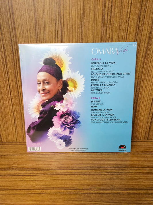 Fotografía de la contraportada del álbum de vinilo VIDA de Omara Portuondo, detallando la lista de canciones y los créditos de producción.