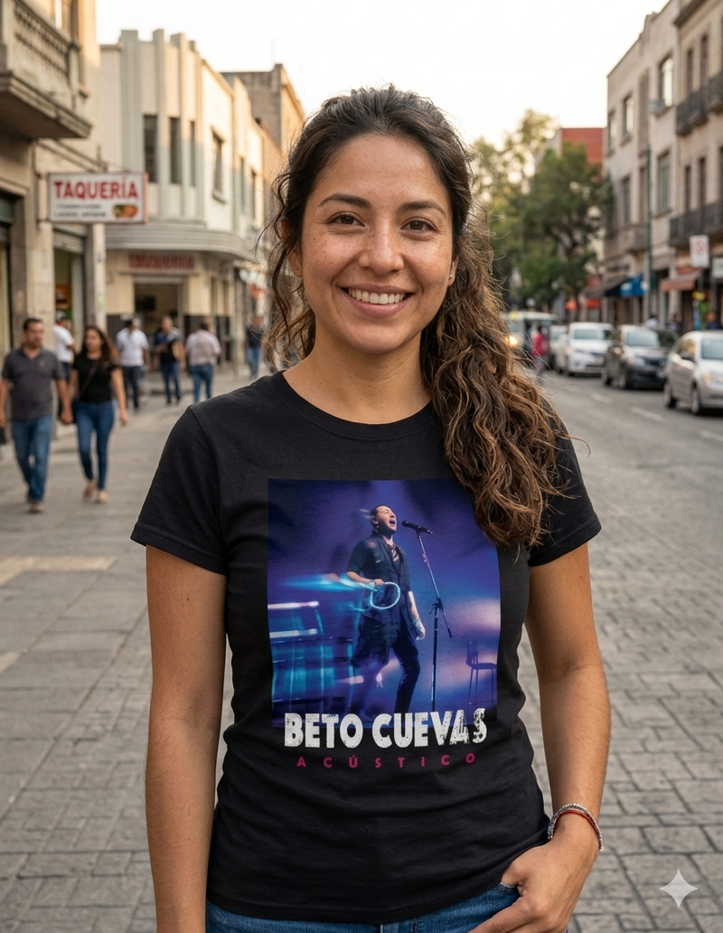 Modelo femenina con la playera oficial de la gira de Beto Cuevas 2026, combinación negro con azul, mercancía original del show acústico.