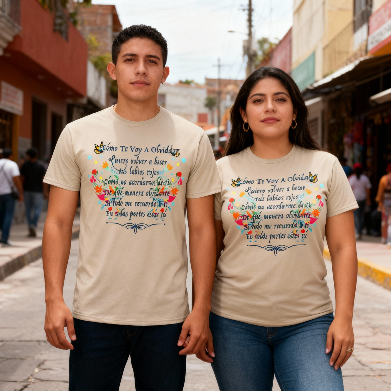 Pareja usando la playera oficial color arena de Los Ángeles Azules con la letra de "Cómo Te Voy A Olvidar" y diseño floral, mercancía del US Tour 2026.